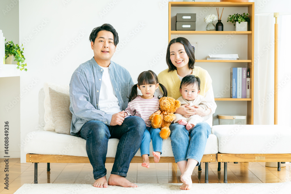 リビングでくつろぐ4人家族 リビングでくつろぐ4人家族