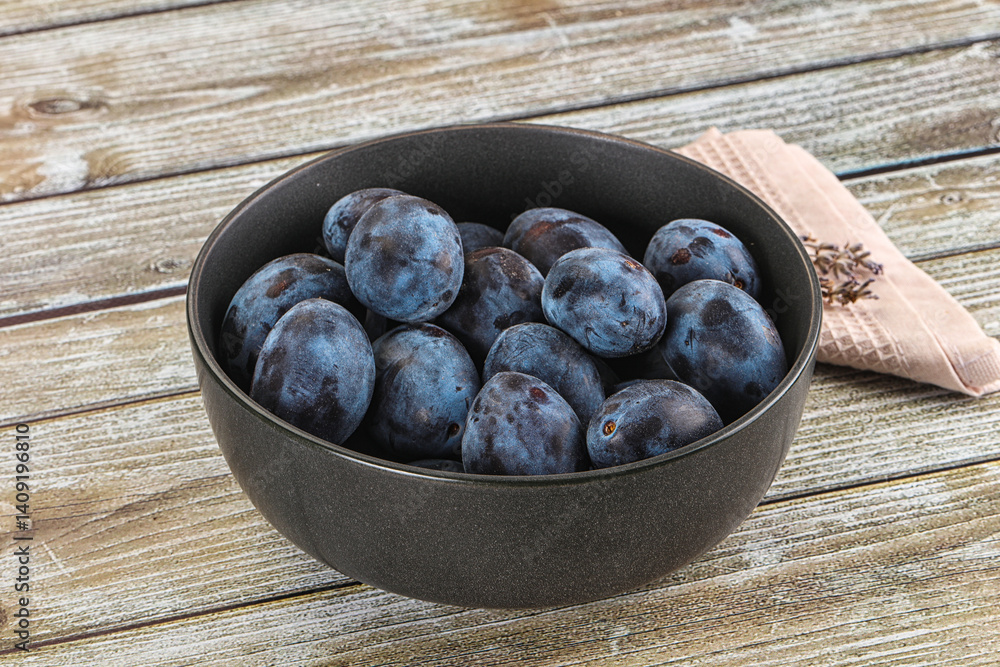 Obraz premium Fresh raw sweet juicy plum