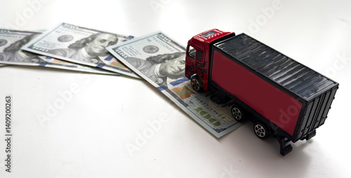 Φωτογραφία USD dollar bills, a trailer truck , depicts wasting time and paying a lot of mo