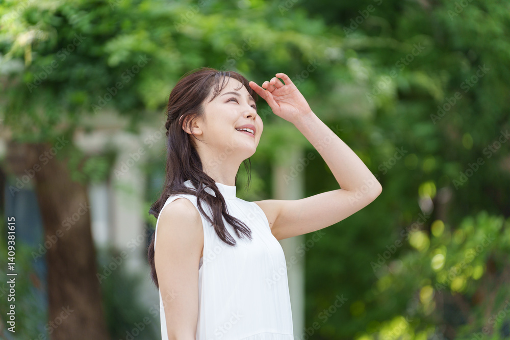 自然の中にいる笑顔の女性 自然の中にいる笑顔の女性