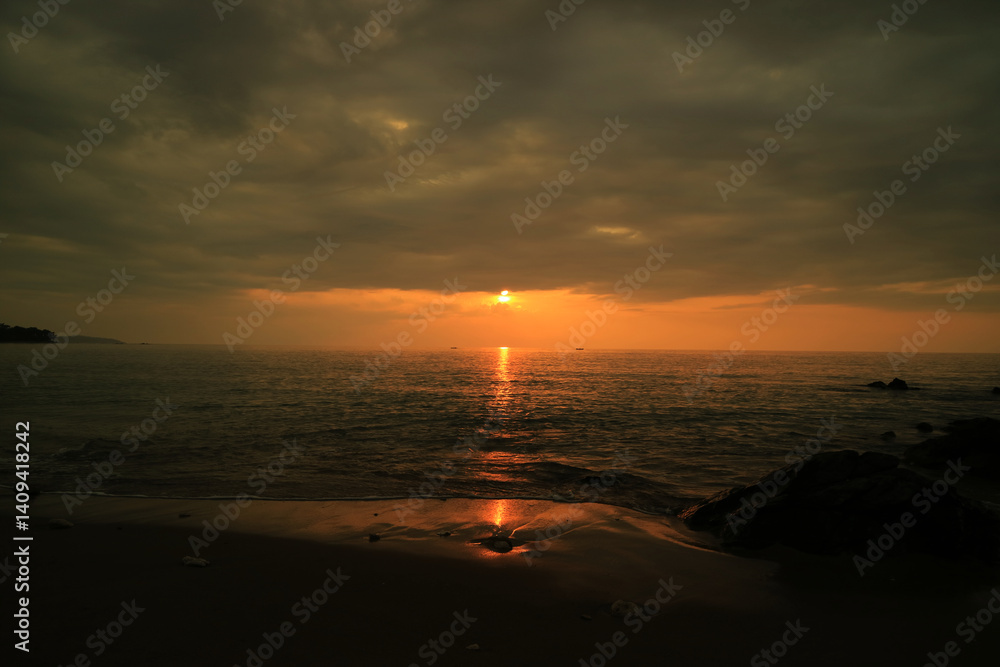 Fototapeta premium sea view at sunset and the sky looks cloudy