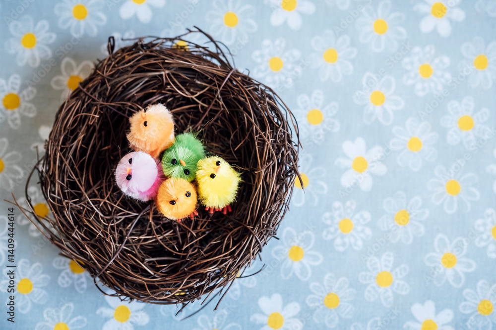 Décoration pour les fêtes de Pâques - Mignon Petit poussin coloré en poils dans un nid