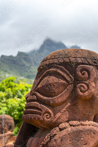 Obraz na płótnie Ancient tiki statue with Mount Temetiu, Hiva Oa, French Polynesia w salonie