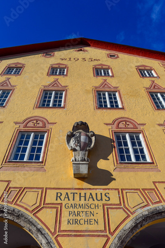 Obraz na płótnie Das Rathaus in Garmisch-Partenkirchen in Bayern w salonie