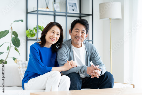 リビングでくつろぐミドルの夫婦
