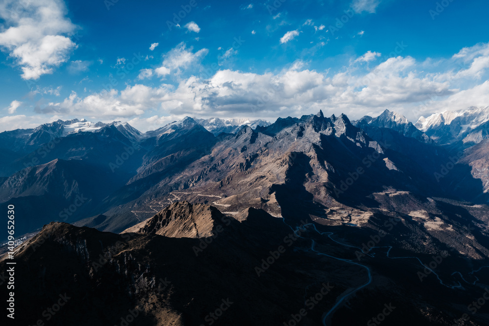 Obraz premium Beautiful high altitude snow capped mountains in Tibet, China