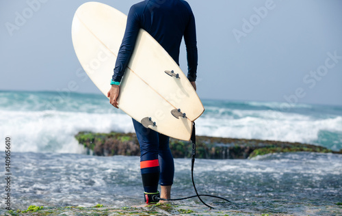 Canvas Print Woman surfer with surfboard going to surf at seaside