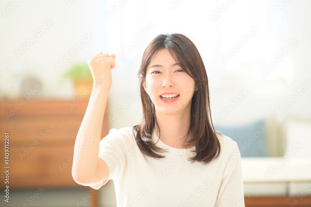 ガッツポーズをする日本人女性 ガッツポーズをする日本人女性