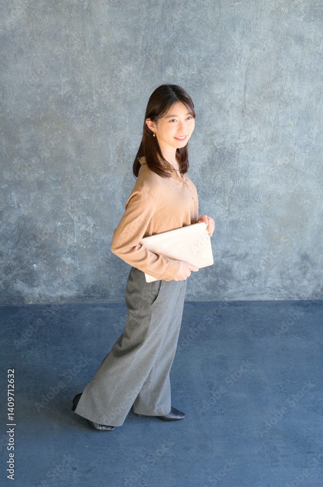 Fototapeta premium ノートパソコンを持つ日本人女性