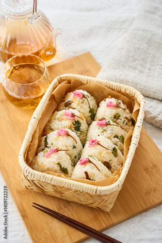桜の塩漬けが彩る春の混ぜご飯おにぎり