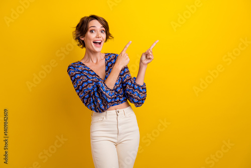 Fotografie Photo of young amazed girl brown bob hair wearing blouse pointing fingers empty