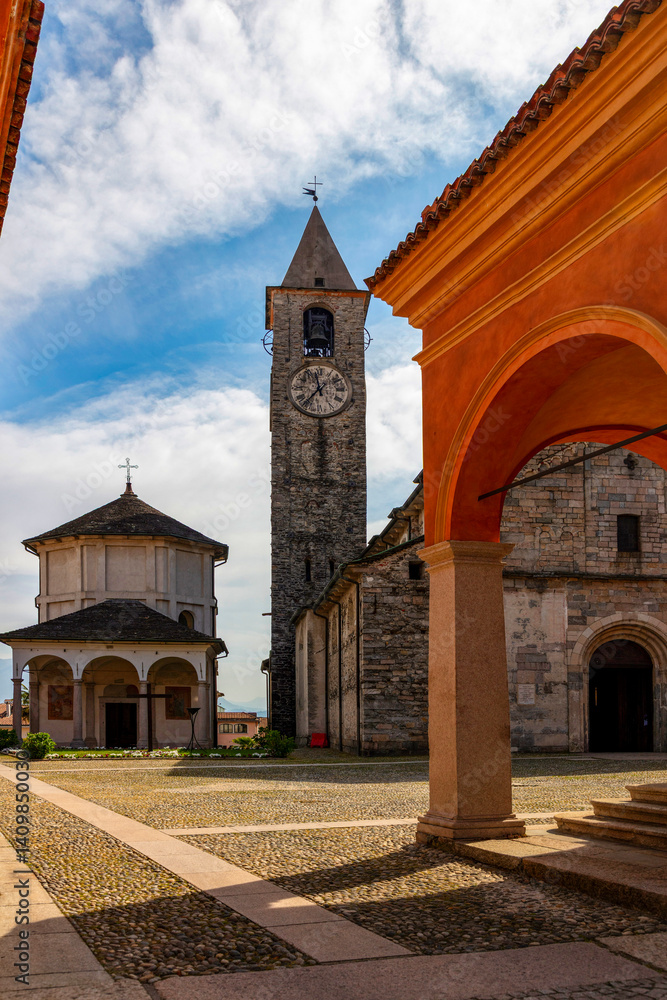 Fototapeta premium Kirche Santi Gervasio e Protasio in Baveno am Lago Maggiore