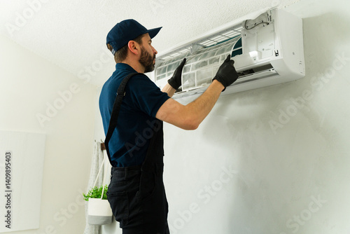Obraz na płótnie Technician cleaning air conditioner filter during maintenance service w salonie