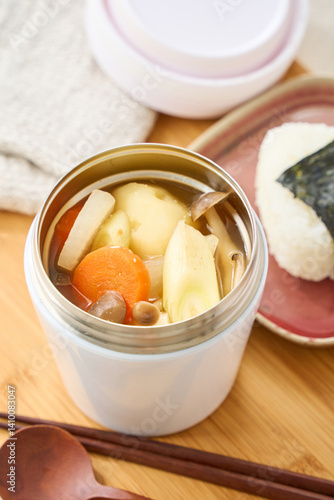 スープジャーで温かい味噌汁とおにぎりランチ