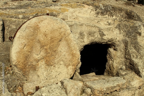 Quadro em tela A tomb with a round stone door, similar to the burial of Christ, in Israel