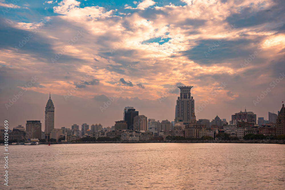 Obraz premium Shanghai city skyline seen from water at sunset, China