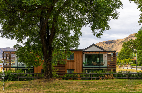 Obraz na płótnie A modern house and an old big tree in Wanaka, South Island, New Zealand w salonie