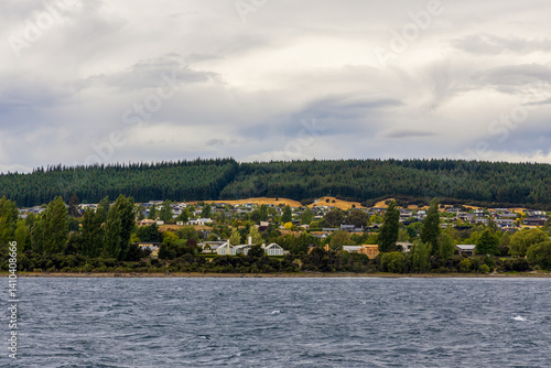 Obraz na płótnie Lake Wanaka, a summer cloudy afternoon with a mountain range and the town of Wanaka on the shore. South Island, New Zealand w salonie