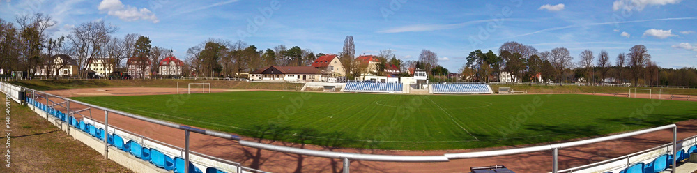 Ein Sportplatz mit Rasen im Frühling