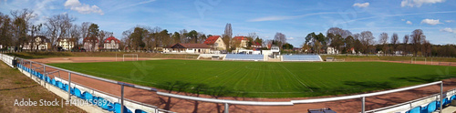 Obraz na płótnie Ein Sportplatz mit Rasen im Frühling w salonie