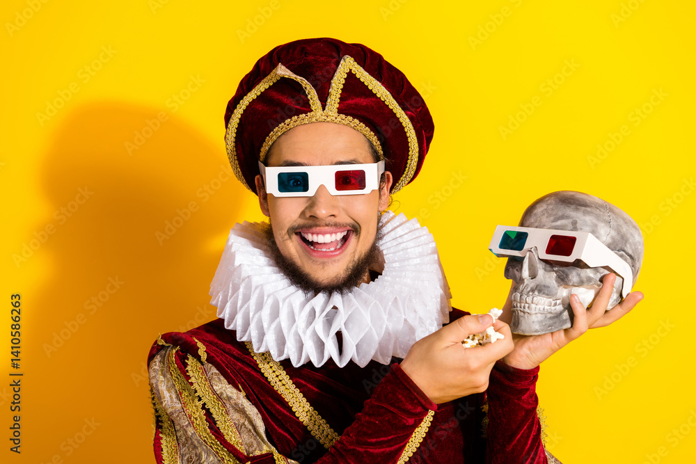 Obraz premium Smiling nobleman wearing 3D glasses on yellow background holding a skull