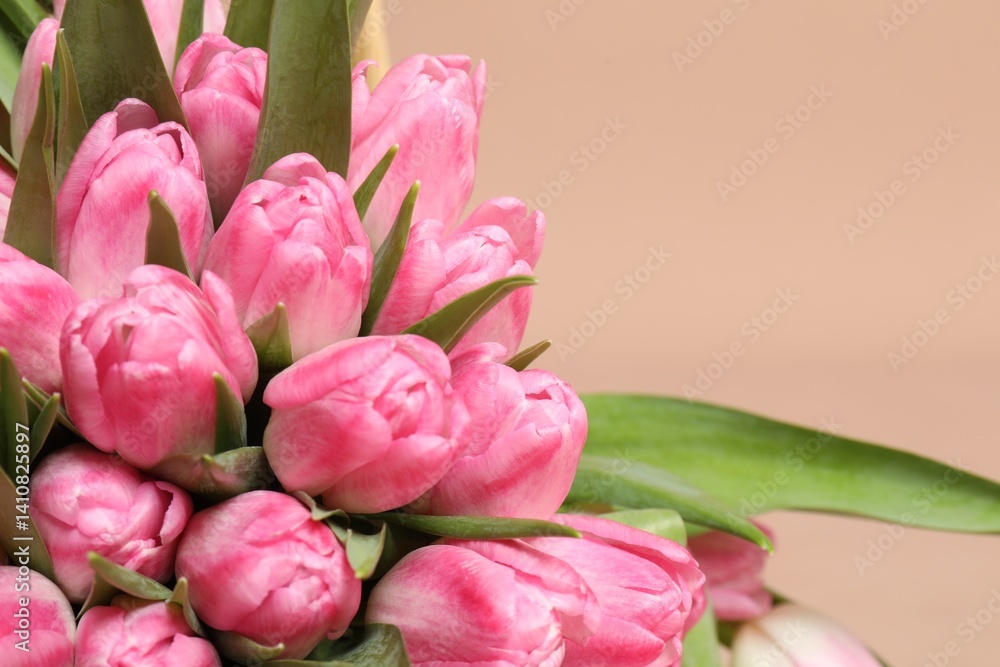 Obraz premium Bouquet of beautiful tulips on beige background, closeup. Space for text