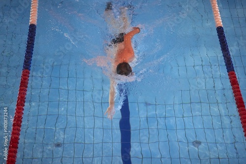 Obraz na płótnie Man swimming in a pool freestyle w salonie