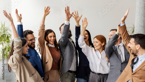 Foto Group of professional businesspeople celebrating success at corporation