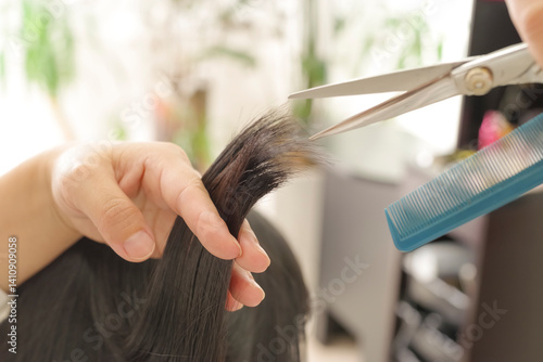 ヘアカットをする美容師の手元