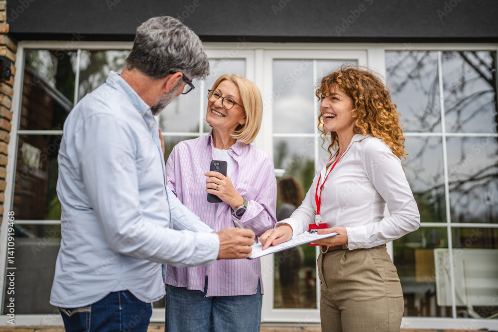 Obraz premium mature couple sign contract to real estate agent for buy or sell house