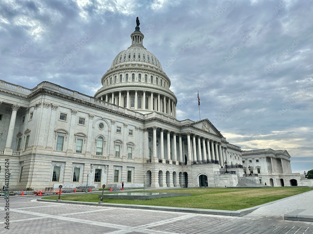 Obraz premium U.S. Capitol in Washington D.C. on Capitol Hill, overlooking the National Mall, home to the House of Representatives, Senate, Capitol Rotunda, and the heart of American democracy