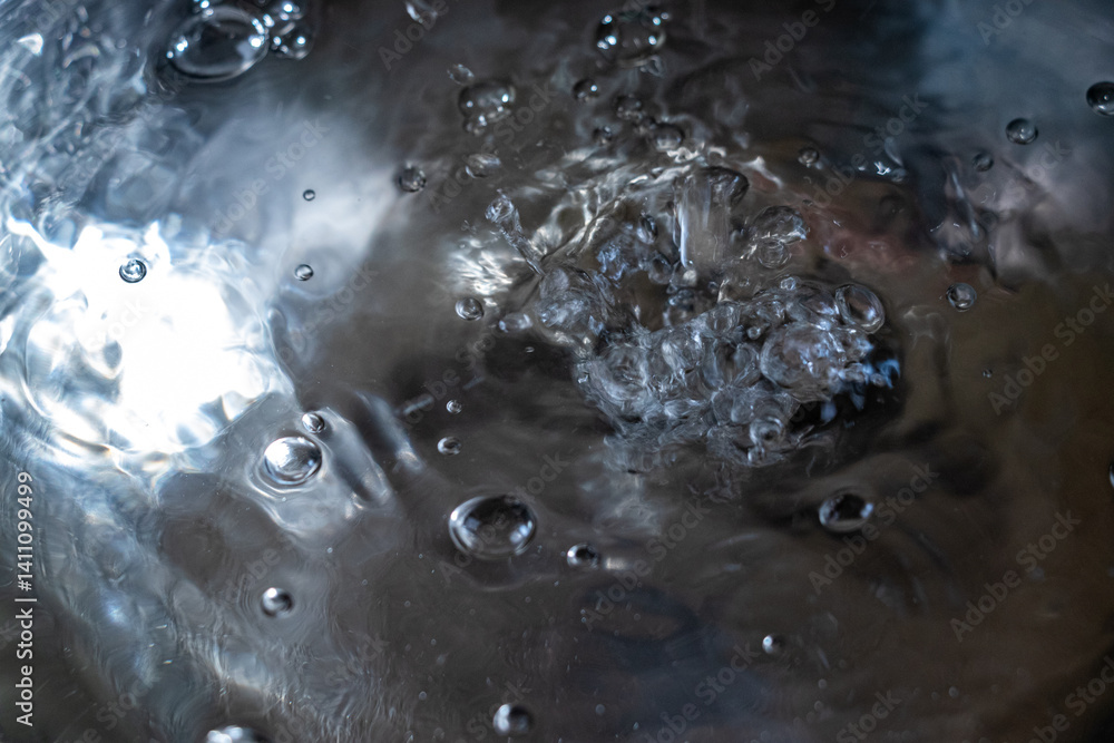 水が流れ落ちるときの水面の模様 水が流れ落ちるときの水面の模様