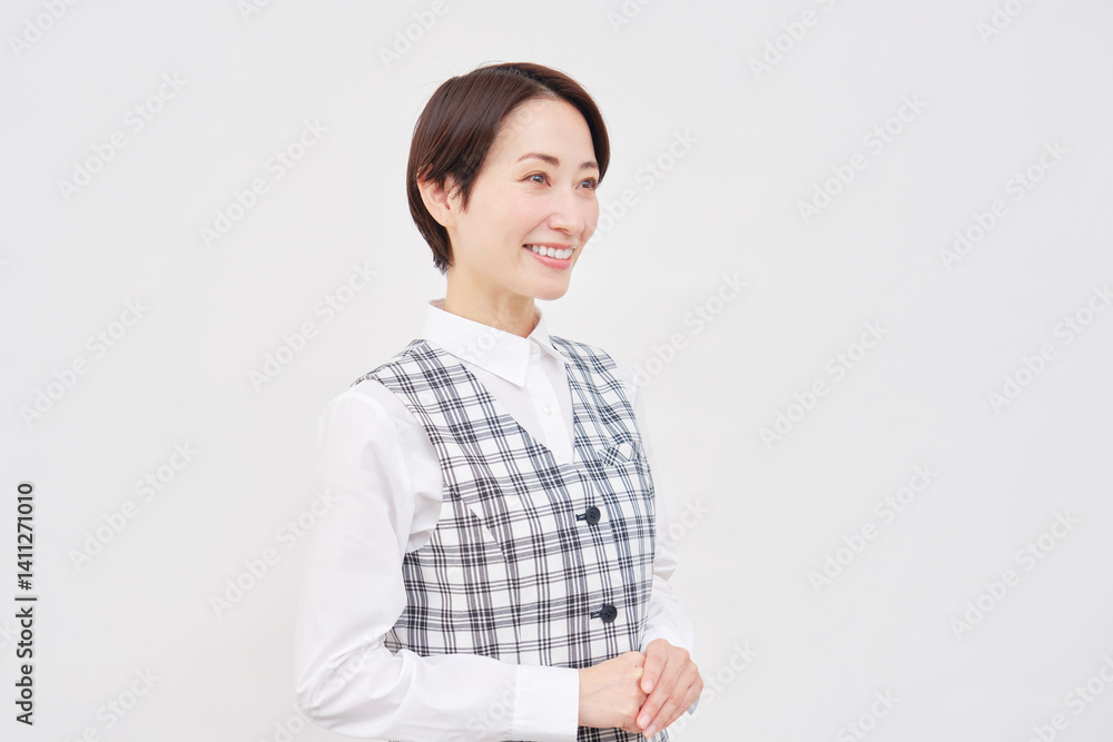 女性 事務員 笑顔 ポートレート 白背景 女性 事務員 笑顔 ポートレート 白背景
