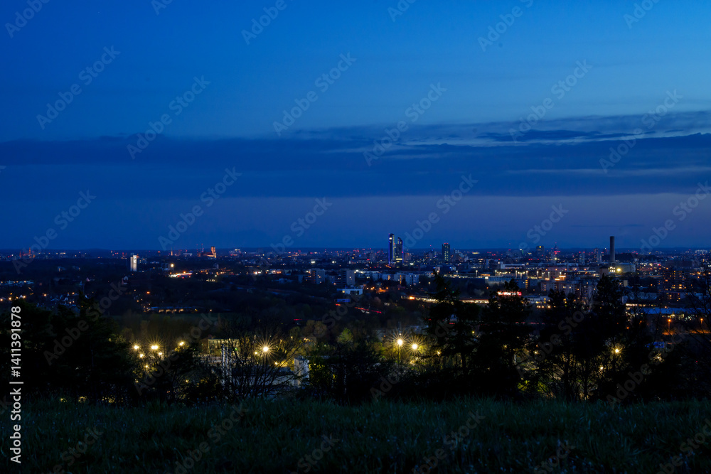 Fototapeta premium Skyline of Munich, Bavaria, Germany at night against a dark blue sky 