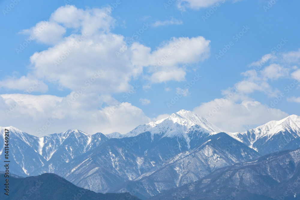 Fototapeta premium 春の信州の絶景 残雪残る北アルプス
