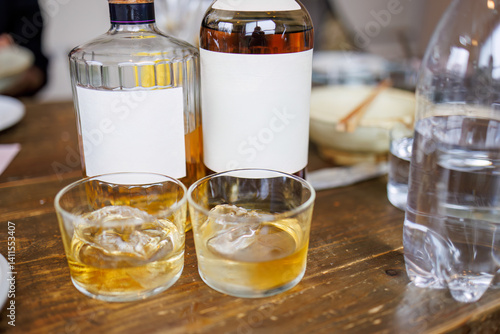 国産のウィスキーをストレートで飲み比べする。
実は最近になって非常に高価になっている。
友だちの家で牡蠣づくしのディナーパーティー。
神奈川県横浜市2025年
