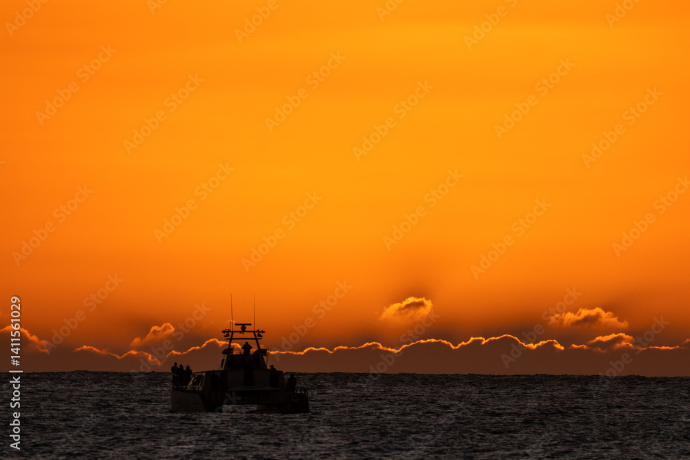 Naklejka premium Catamaran in Ocean after Hawai Sunset