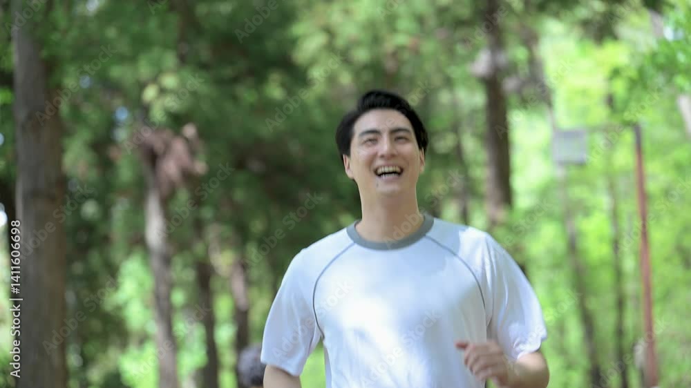 新緑の中ランニングやジョギングをする男性の全身広角 爽やかな運動、スポーツのイメージの動画 新緑の中ランニングやジョギングをする男性の全身広角 爽やかな運動、スポーツのイメージの動画