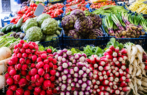 Obraz na płótnie Vibrant display of fresh vegetables at a bustling market in spring showcasing local produce and agricultural abundance w salonie