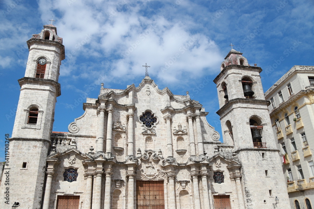 Obraz premium Baroque Cathedral in Old Havana.Historic baroque-style cathedral in Old Havana, featuring ornate stone architecture and a rich colonial heritage 