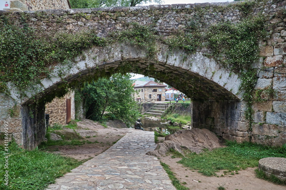 Obraz premium The Liérganes Bridge, also called Roman bridge (although it is not) or main bridge is a symbolic and emblematic place in the town. It was built between 1587 and 1606 over a previous medieval bridge.