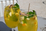 Deux verre de sangria blanche sur une table en gros plan