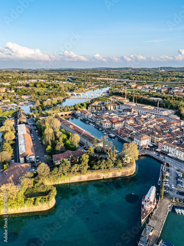 Vista aerea del centro e del porto di peschiera del garda, e della costa del lago di garda