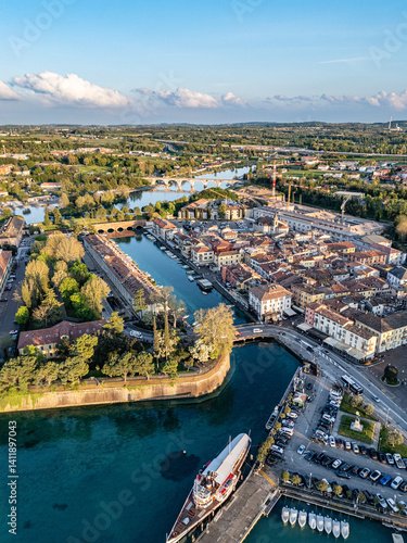 centro e del porto di peschiera del garda, e della costa del lago di garda