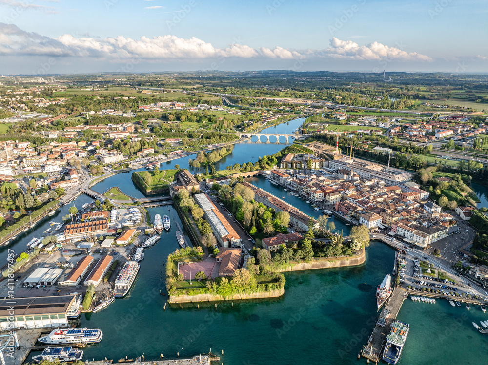 Naklejka premium Vista aerea del centro e del porto di peschiera del garda, e della costa del lago di garda