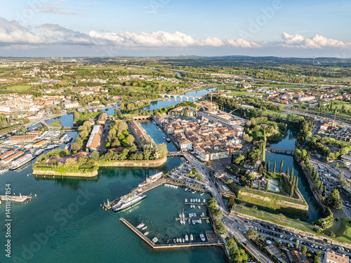 Fotografía Vista aerea del centro e del porto di peschiera del garda, e della costa del lag