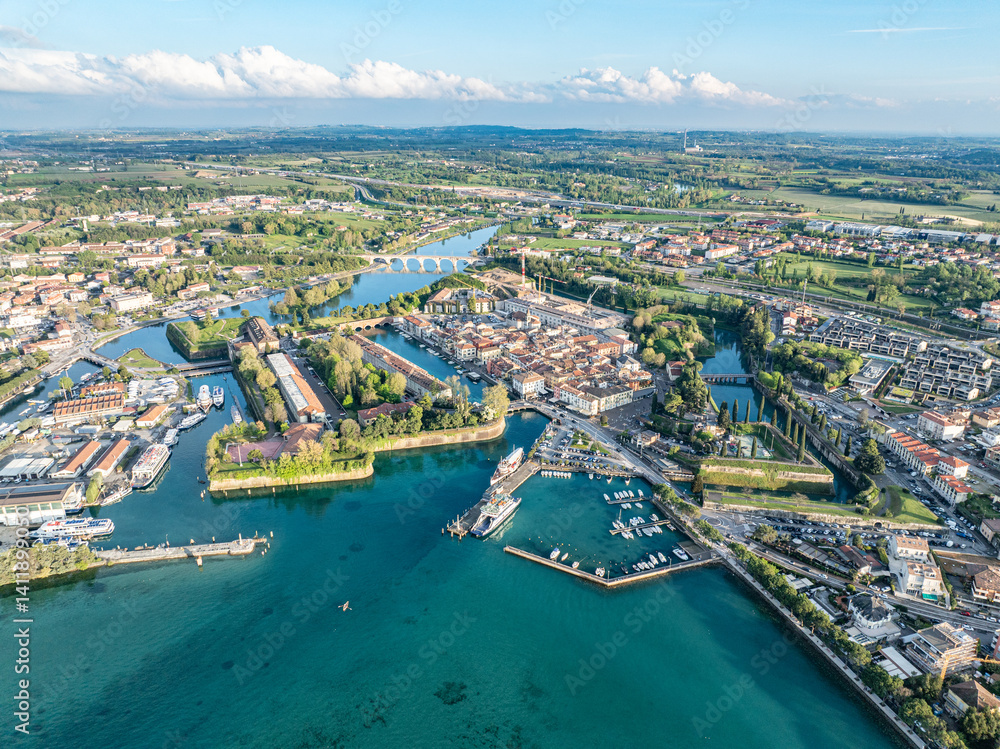 Fototapeta premium Vista aerea del centro e del porto di peschiera del garda, e della costa del lago di garda