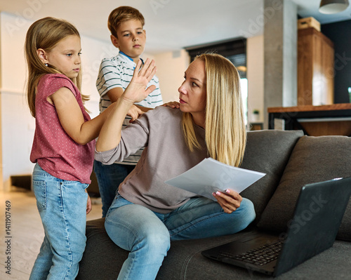 Obraz na płótnie child mother woman family laptop business office home stress working girl work daughter parent home office businesswoman job son freelance w salonie