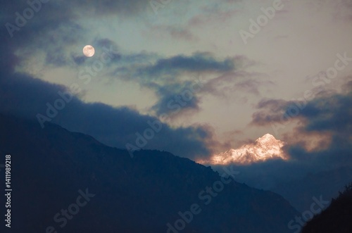 Obraz na płótnie Himalayas, Nepal - The famous hiking on the roof of the world called Annapurna Circuit in the Himalaya range mountain, with little village, buddhist stupa and mountains of 8000 meters. w salonie