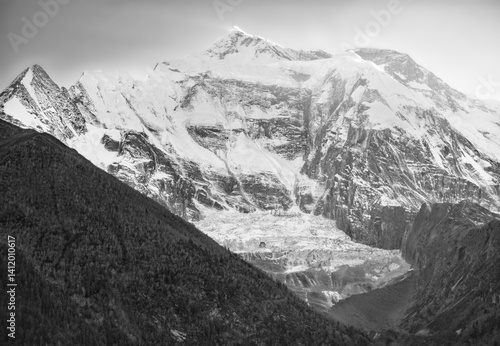 Obraz na płótnie Himalayas, Nepal - The famous hiking on the roof of the world called Annapurna Circuit in the Himalaya range mountain, with little village, buddhist stupa and mountains of 8000 meters. w salonie